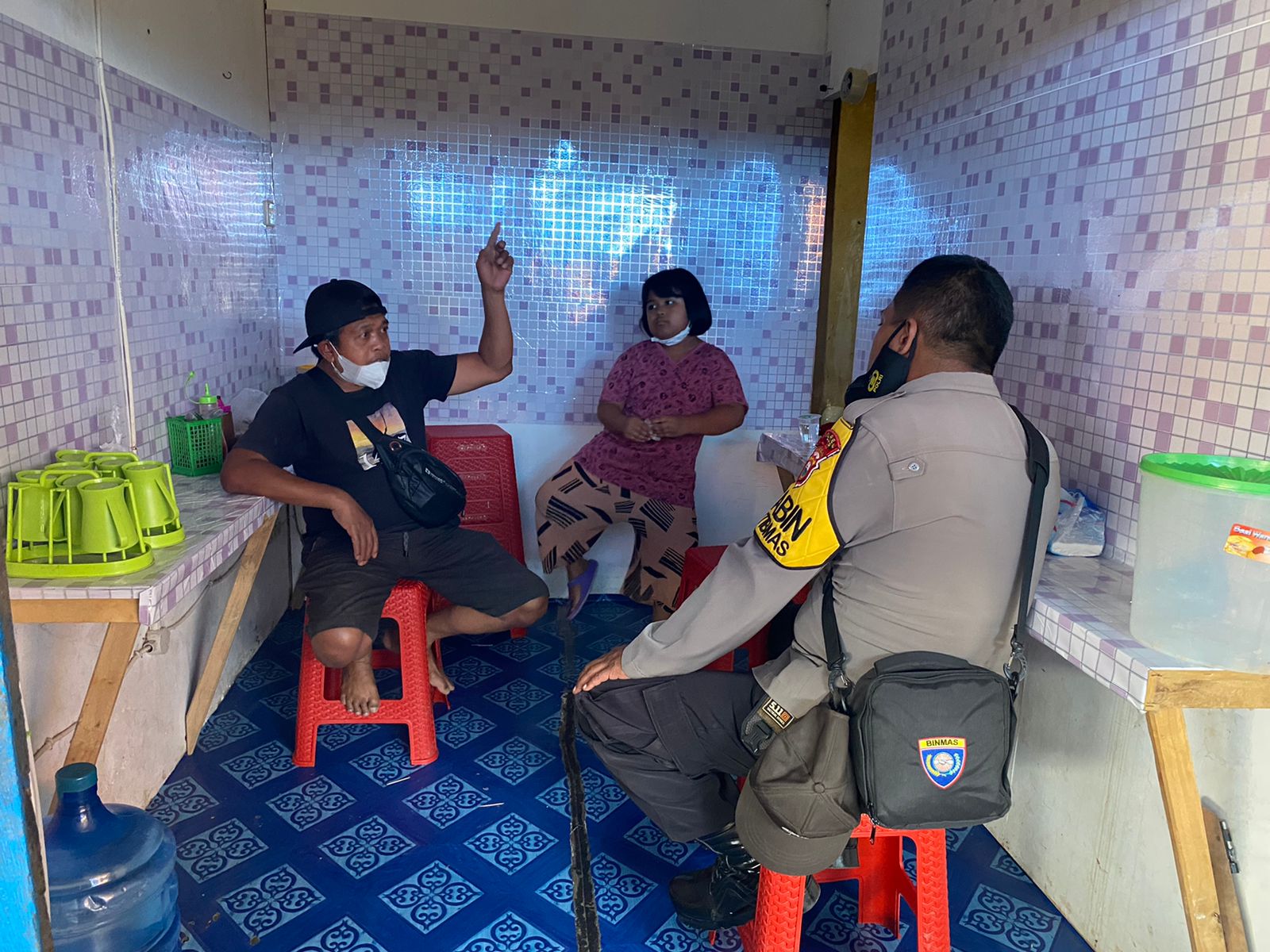 Bhabinkamtibmas Polsek Mengkendek sambang ke rumah warga binaan