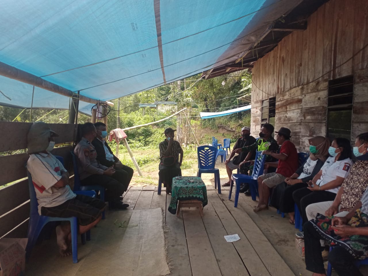 Bhabinkamtibmas bersama Babinsa dan Lurah Batupapan melayat di rumah berduka