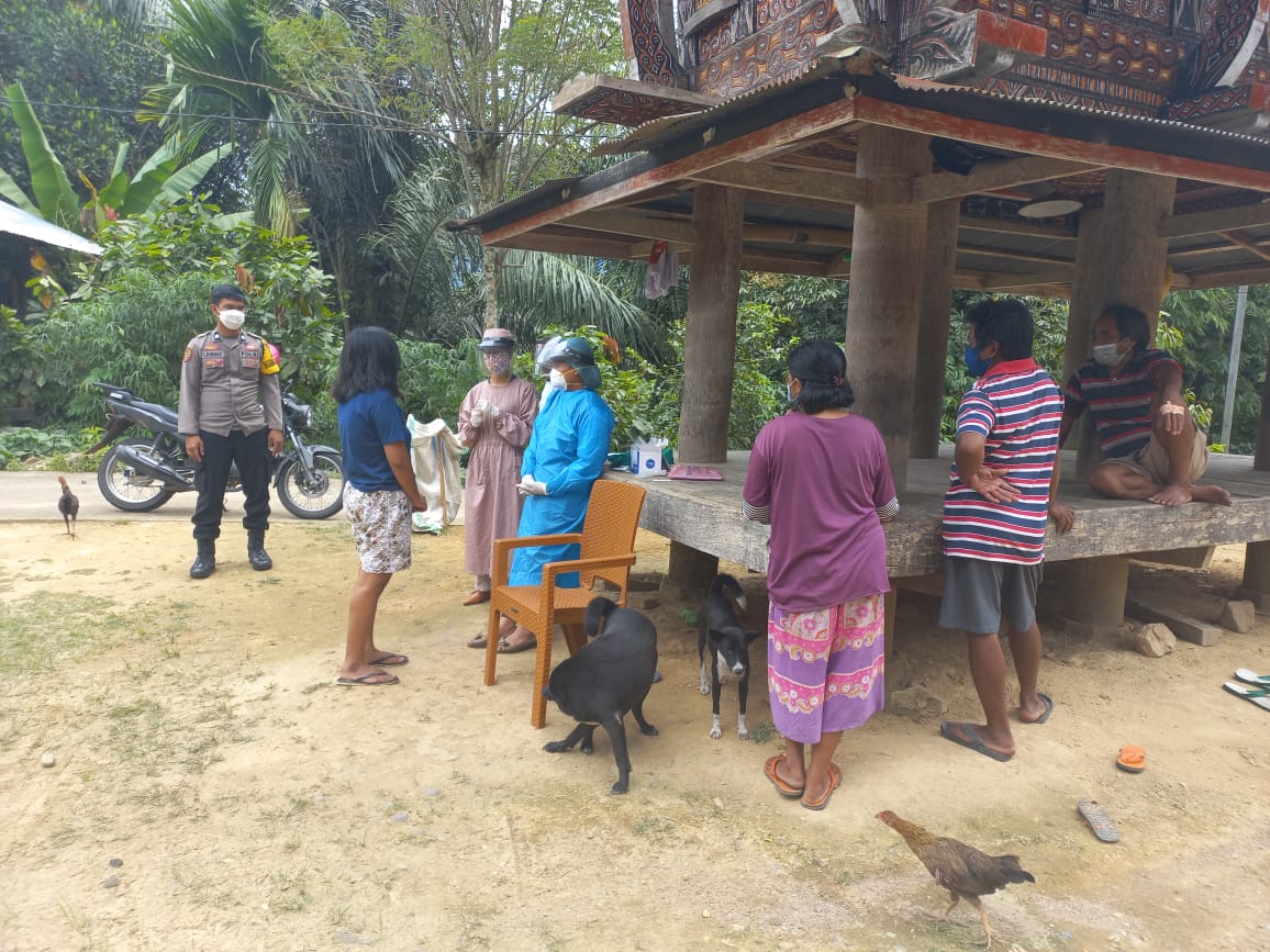 Bhabinkamtibmas bersama Babinsa dan Lurah Batupapan melayat di rumah berduka