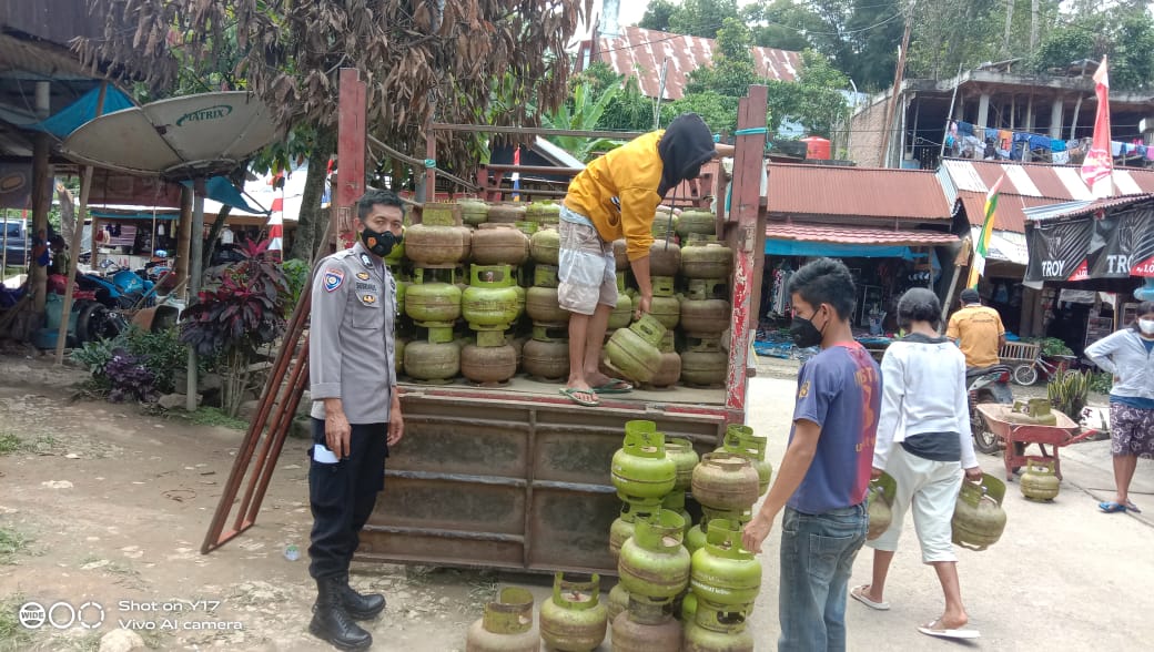 Bhabinkamtibmas bersama Babinsa dan Lurah Batupapan melayat di rumah berduka