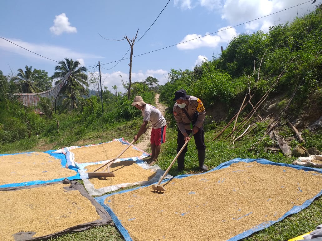 Bhabinkamtibmas bersama Babinsa dan Lurah Batupapan melayat di rumah berduka