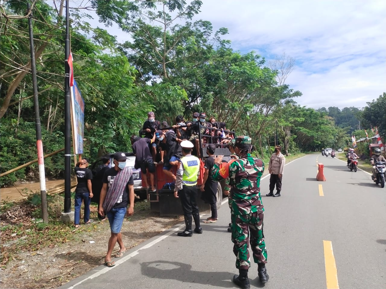 Bhabinkamtibmas bersama Babinsa dan Lurah Batupapan melayat di rumah berduka