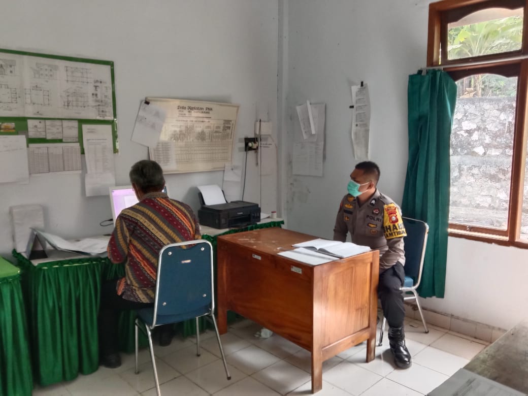 Bhabinkamtibmas bersama Babinsa dan Lurah Batupapan melayat di rumah berduka