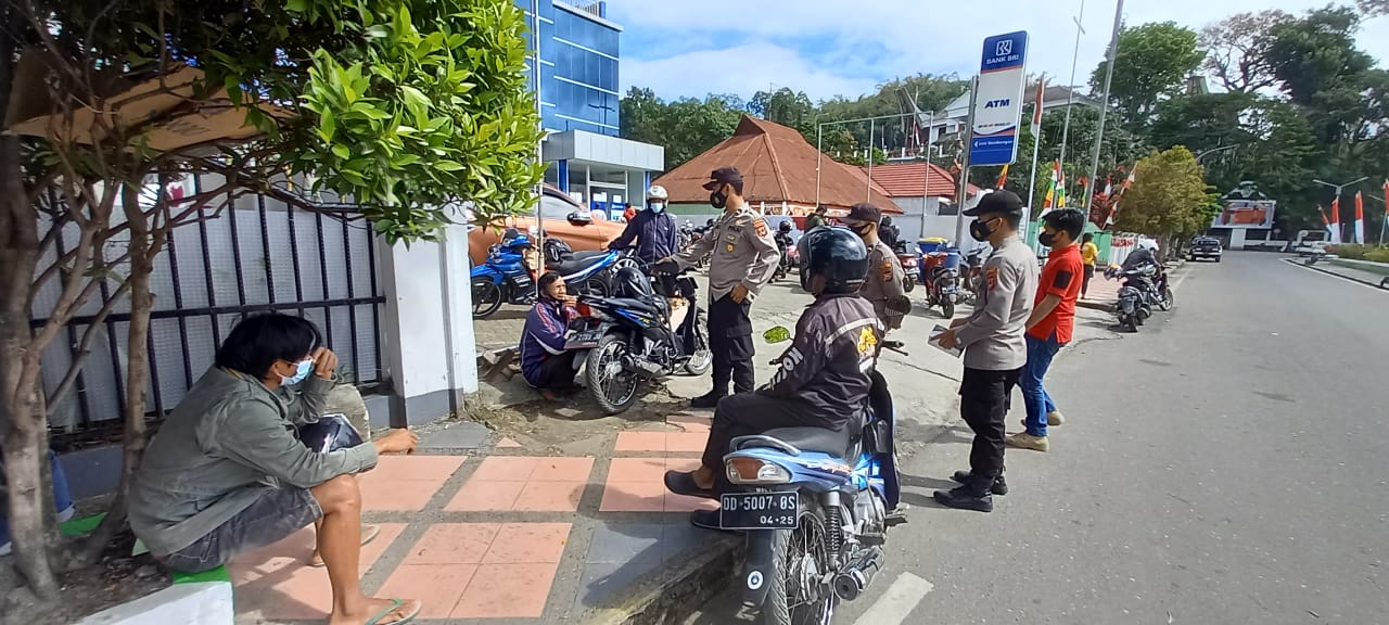 Bhabinkamtibmas bersama Babinsa dan Lurah Batupapan melayat di rumah berduka
