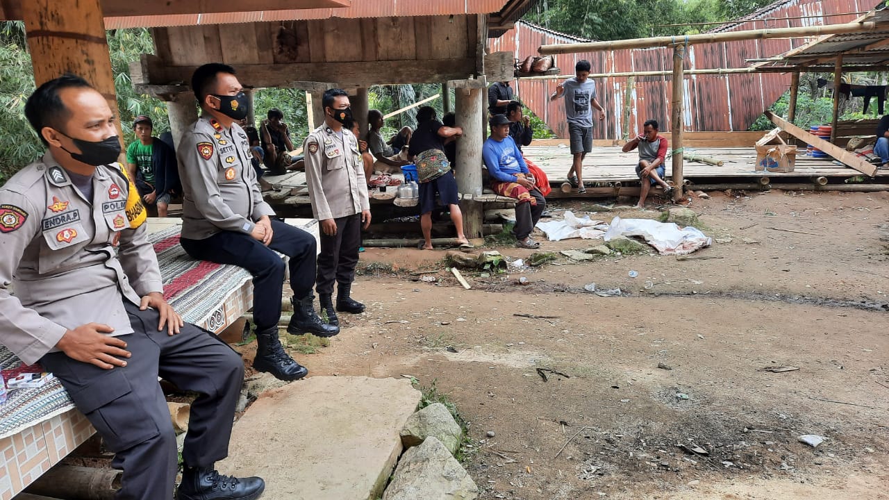 Bhabinkamtibmas bersama Babinsa dan Lurah Batupapan melayat di rumah berduka