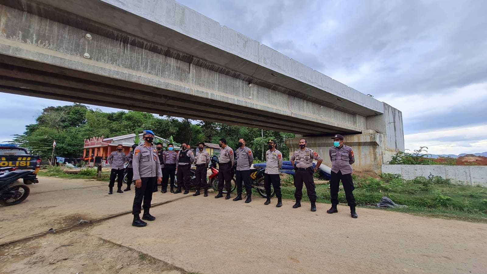 Polres Maros Turunkan Puluhan Personil Kawal Pengerjaan Proyek Kereta Api Di Maros