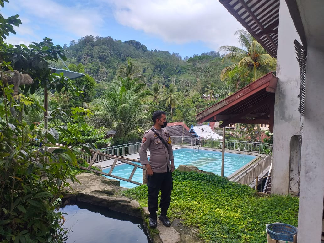 Bhabinkamtibmas bersama Babinsa dan Lurah Batupapan melayat di rumah berduka