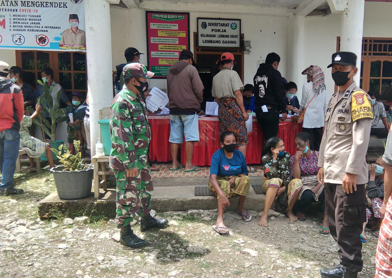 Bhabinkamtibmas bersama Babinsa dan Lurah Batupapan melayat di rumah berduka