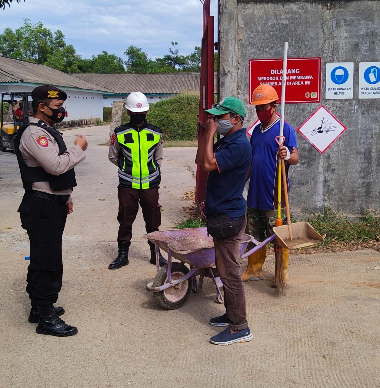 Pemeriksaan Terhadap para pekerja sebelum masuk gudang handak PT.Semen tonasa