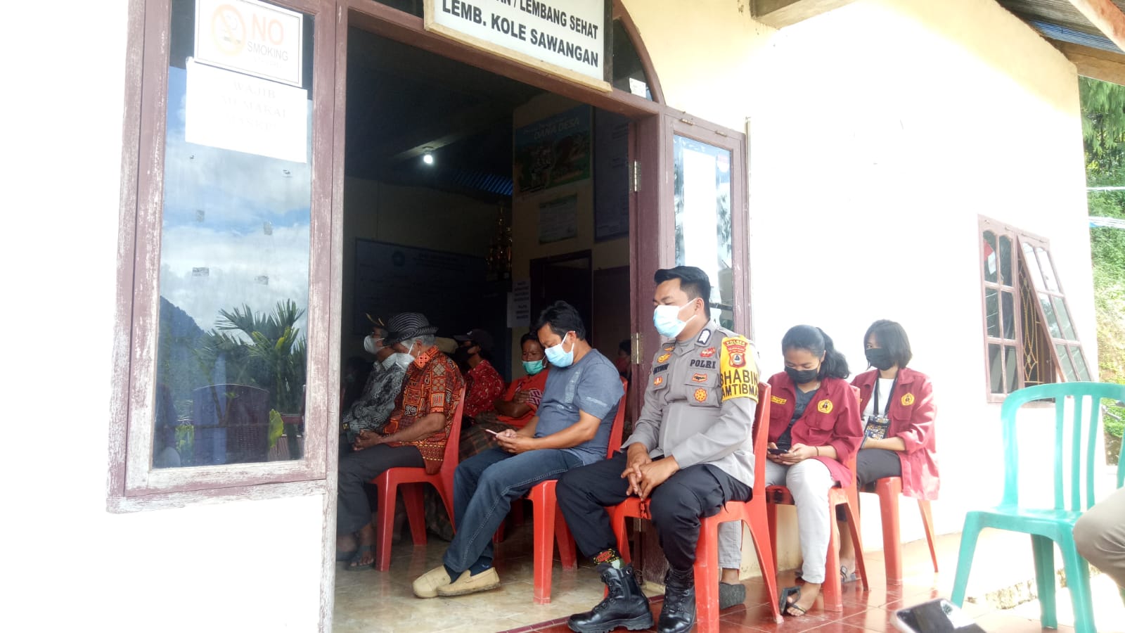 Bhabinkamtibmas Polsek Makale melakukan pengawasan penerimaan BLT