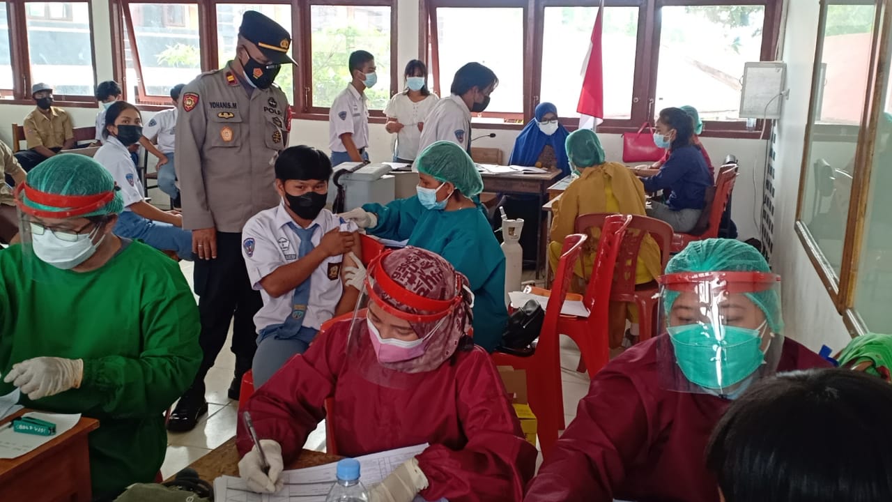 Bhabinkamtibmas Polsek Makale melakukan pengawasan penerimaan BLT
