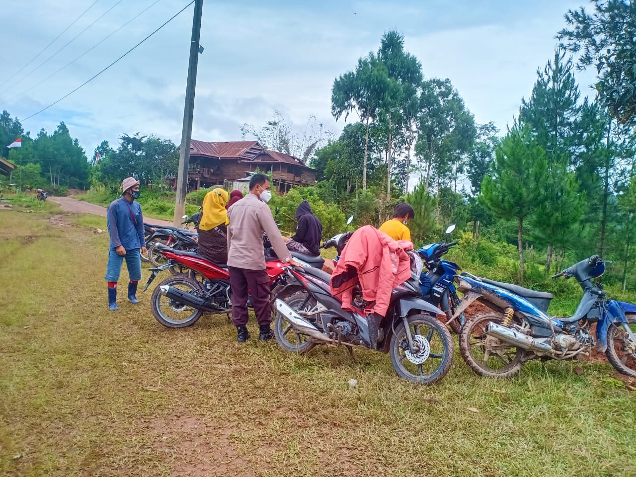 Bhabinkamtibmas Polsek Makale melakukan pengawasan penerimaan BLT