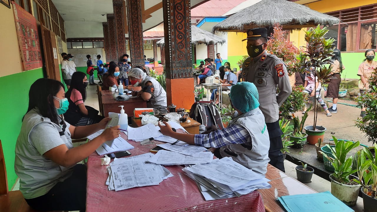 Bhabinkamtibmas Polsek Makale melakukan pengawasan penerimaan BLT