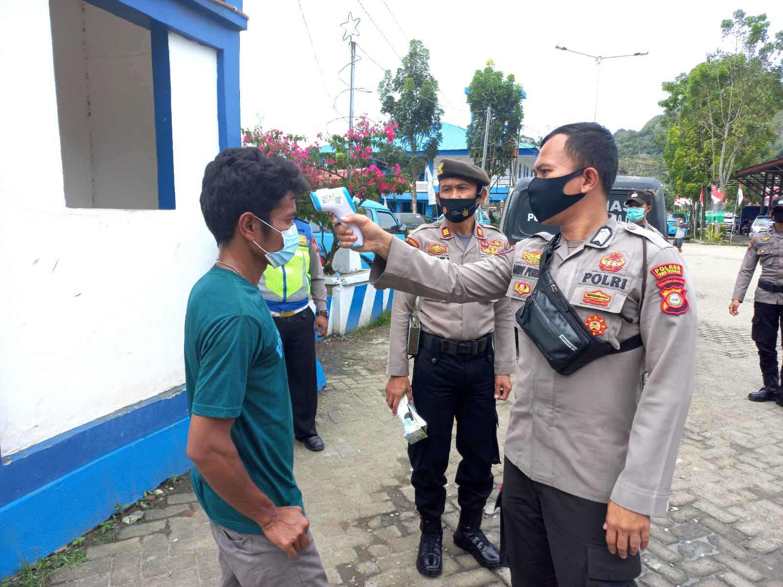 Bhabinkamtibmas Polsek Makale melakukan pengawasan penerimaan BLT