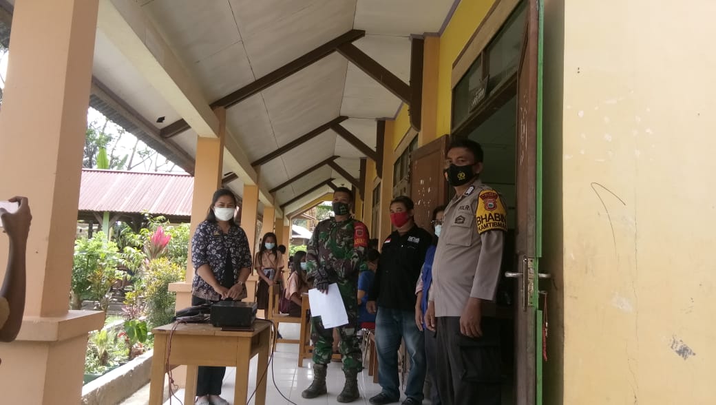 Bhabinkamtibmas Polsek Makale melakukan pengawasan penerimaan BLT