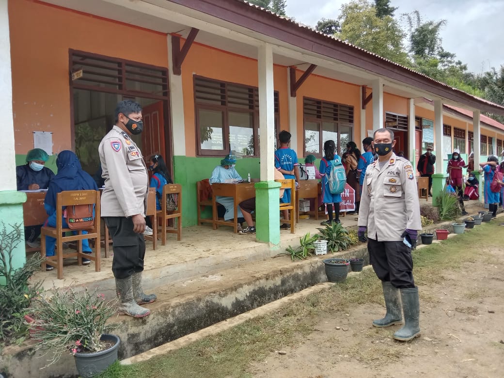 Kapolsek Simbuang bersama Bhabinkamtibmas Monitoring Vaksinasi di PKM Lekke