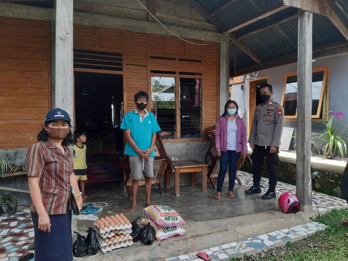 Kapolsek Simbuang bersama Bhabinkamtibmas Monitoring Vaksinasi di PKM Lekke