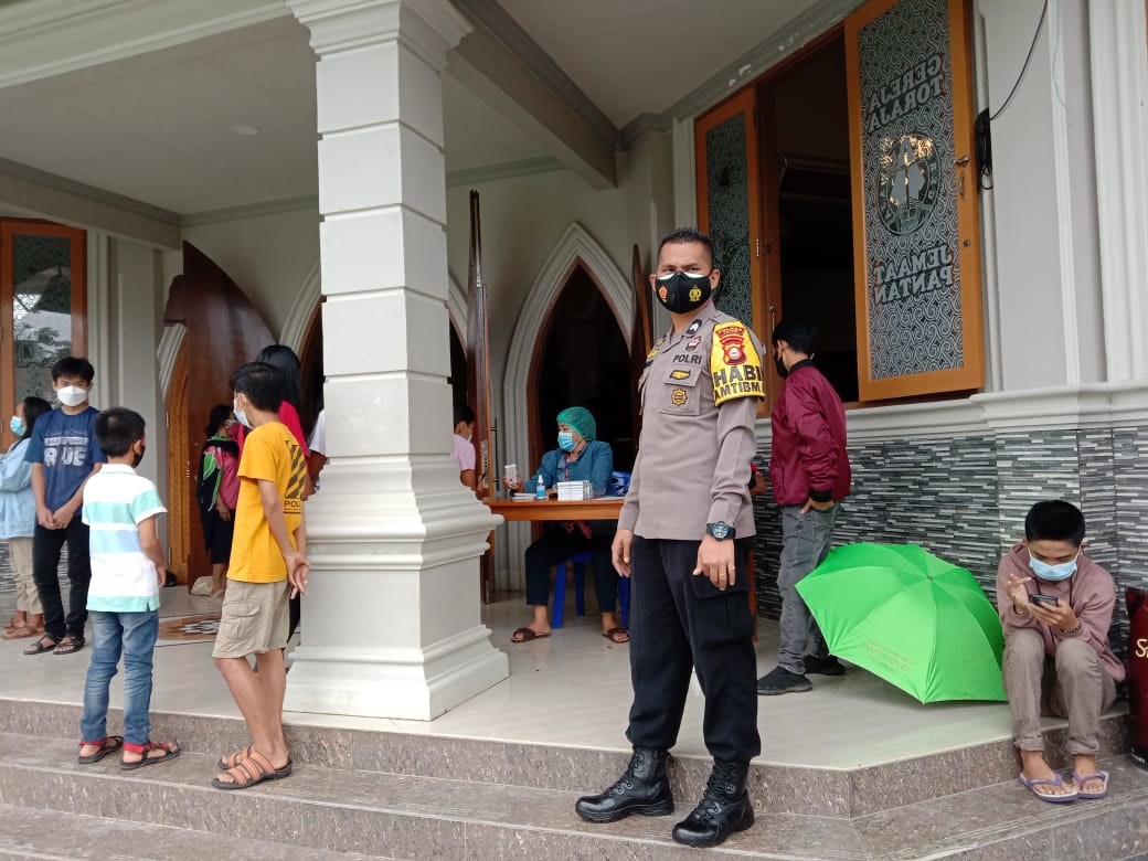 Bhabinkamtibmas Polsek Makale melakukan pengawasan penerimaan BLT