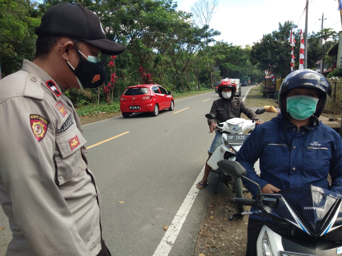 Kapolsek Simbuang bersama Bhabinkamtibmas Monitoring Vaksinasi di PKM Lekke