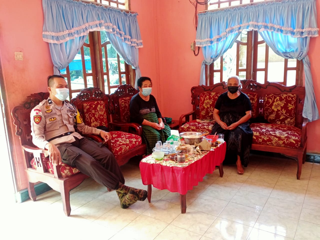 Kapolsek Simbuang bersama Bhabinkamtibmas Monitoring Vaksinasi di PKM Lekke