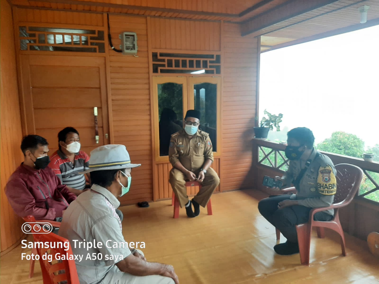 Terapkan Prokes, Bhabinkamtibmas Sambangi wilayah binaan