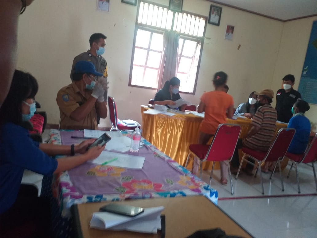 Terapkan Prokes, Bhabinkamtibmas Sambangi wilayah binaan