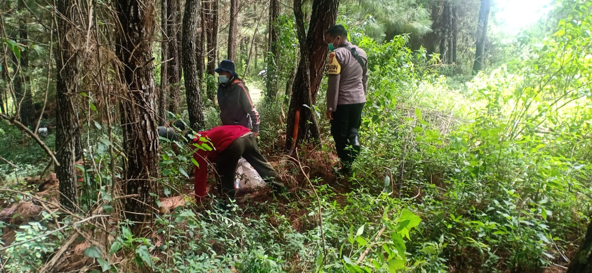 Terapkan Prokes, Bhabinkamtibmas Sambangi wilayah binaan