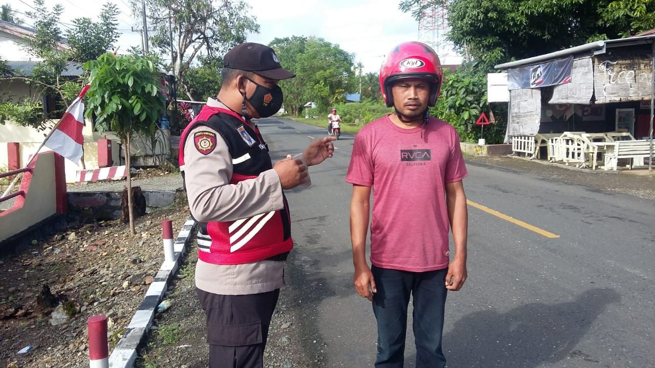 Bhabinkamtibmas Sampaikan Prokes Kepada Warga Tak Pakai Masker