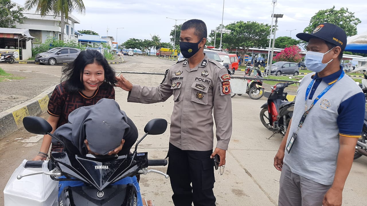 Tingkatkan Kesadaran Masyarakat tentang pentingnya Penerapan PROKES, ini yang dilakukan AIPTU MUHAMMAD NUR.