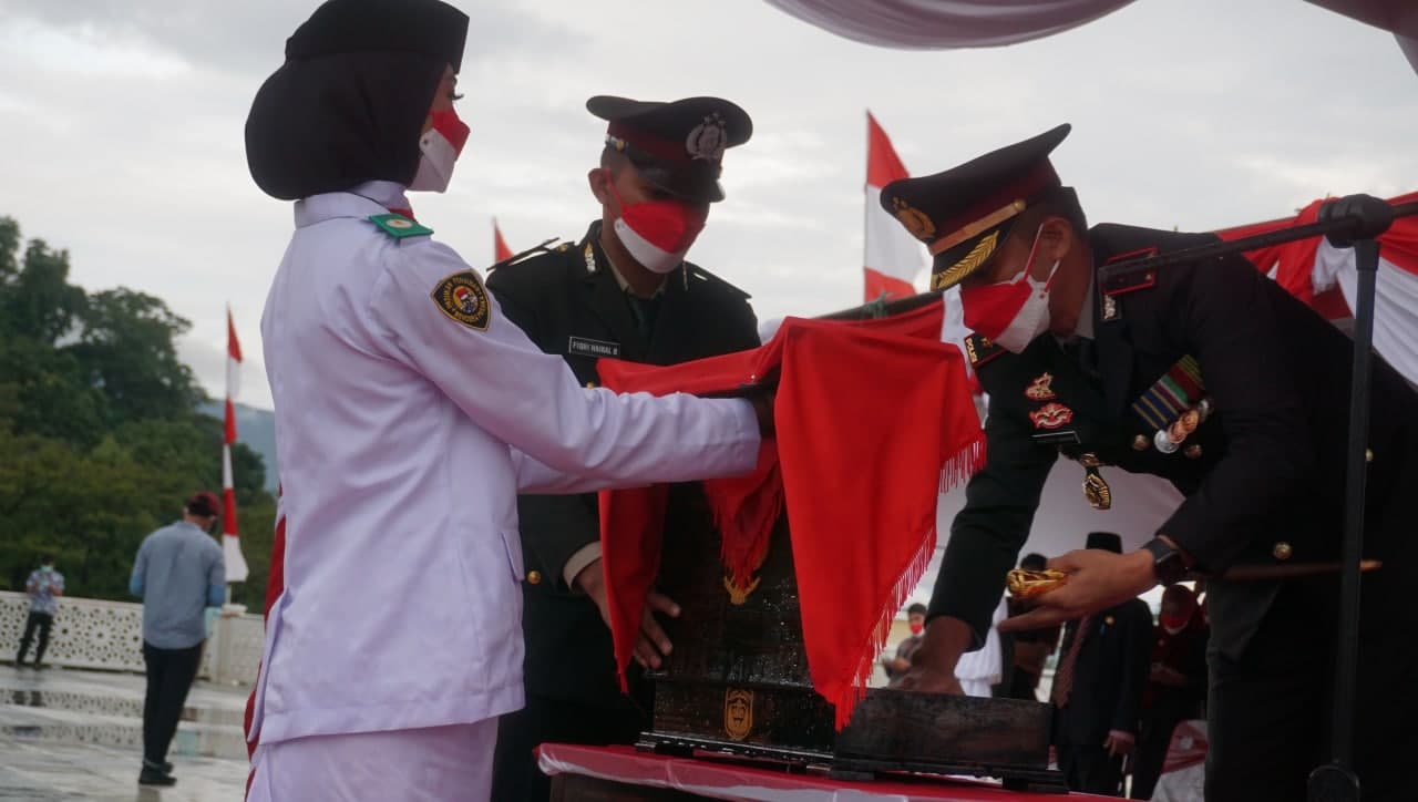 Kapolres Luwu Timur, Pimpin Acara Penurunan  Merah Putih