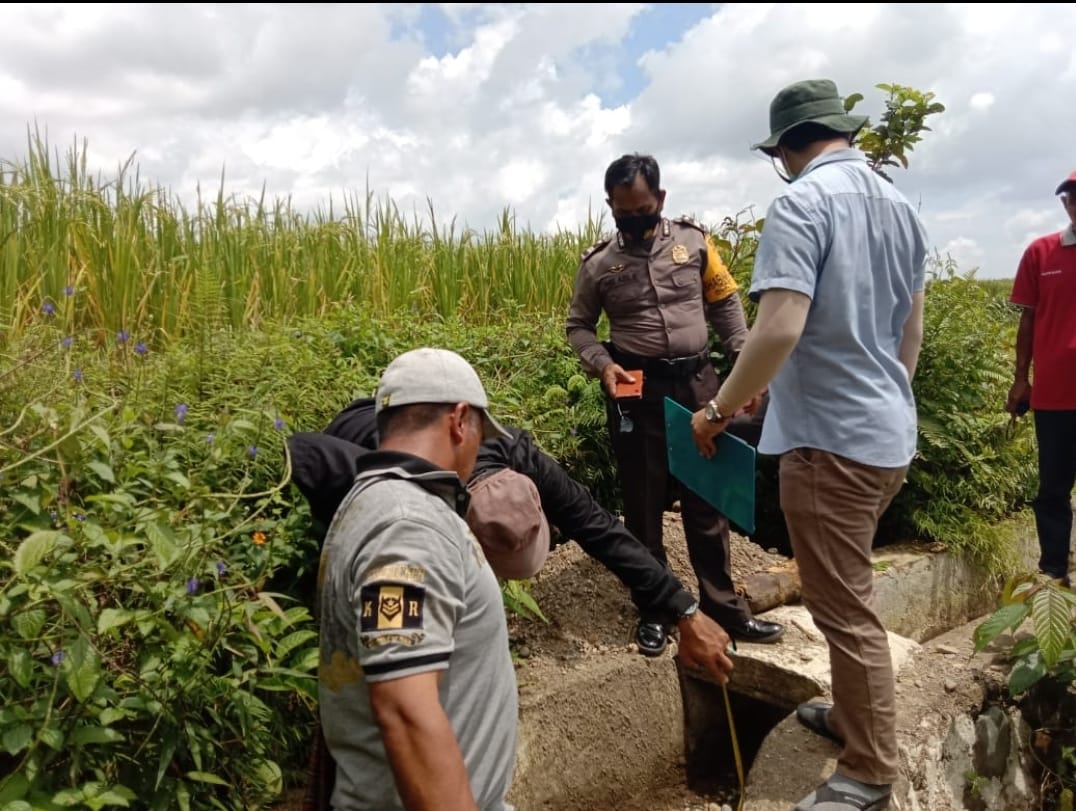 Pastikan Dana Desa Sesuai Peruntukannya, Bhabinkamtibmas Polsek Tellu Limpoe Kawal Terus Penggunaannya