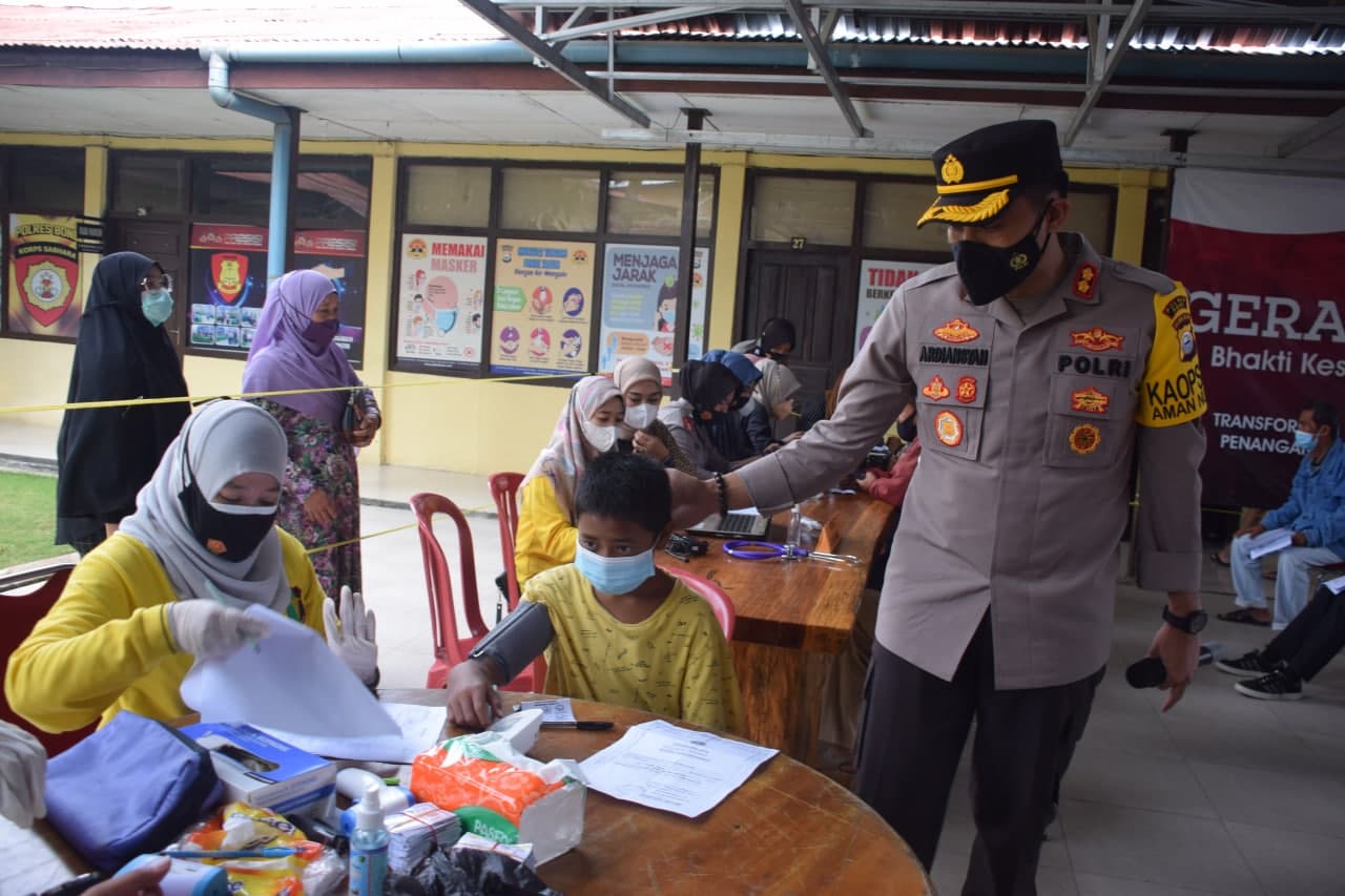 Vaksinasi di Mapolres Bone, Kapolres Ingatkan Masyarakat Pentingnya Disiplin Prokes
