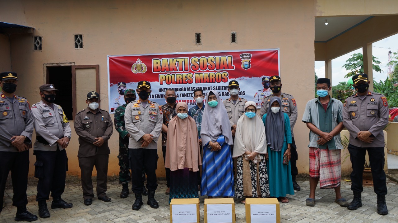 Temui Warga Simbang,Kapolres Maros Bagi Paket Sembako Dan Ajak warga Ikut Vaksin