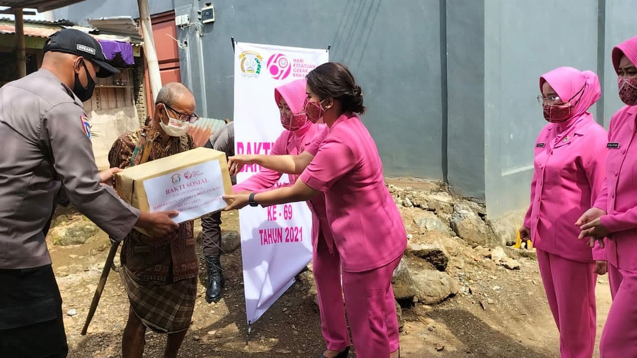 Peringati HKGB Ke- 69, Bhayangkari Luwu Timur Bagikan Paket Sembako