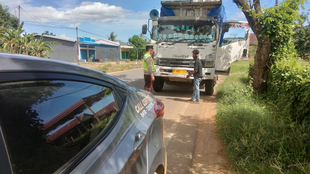 Bhabinkamtibmas Polsek Segeri Himbau Warganya Dengan Cara Humanis Untuk Patuhi Prokes