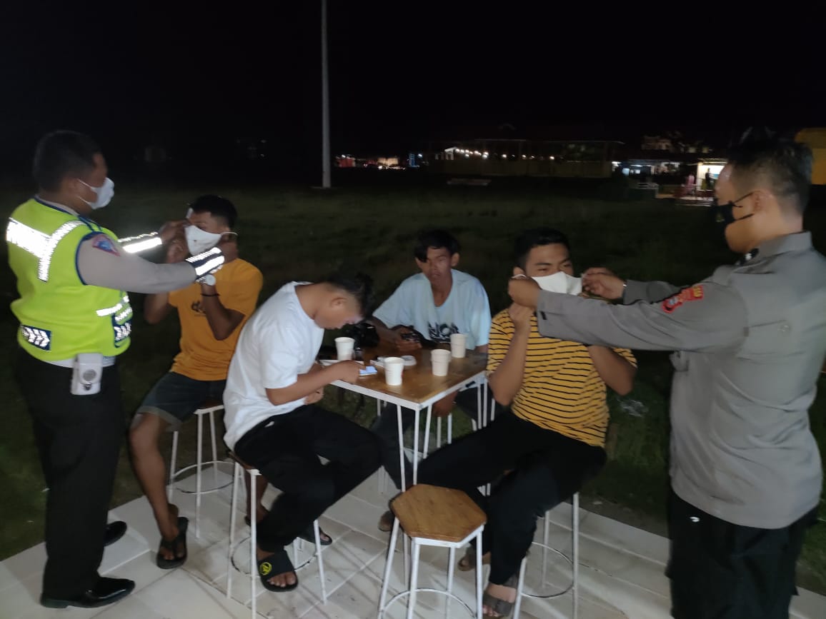 Operasi Yustisi Polsek Segeri Tekan Penyebaran Covid 19 dengan Bagikan Masker