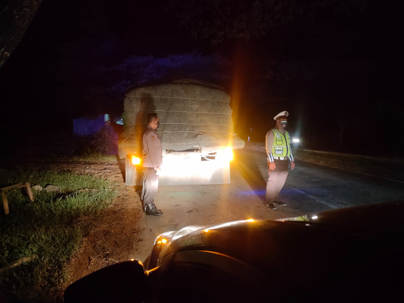 Operasi Yustisi Polsek Segeri Tekan Penyebaran Covid 19 dengan Bagikan Masker