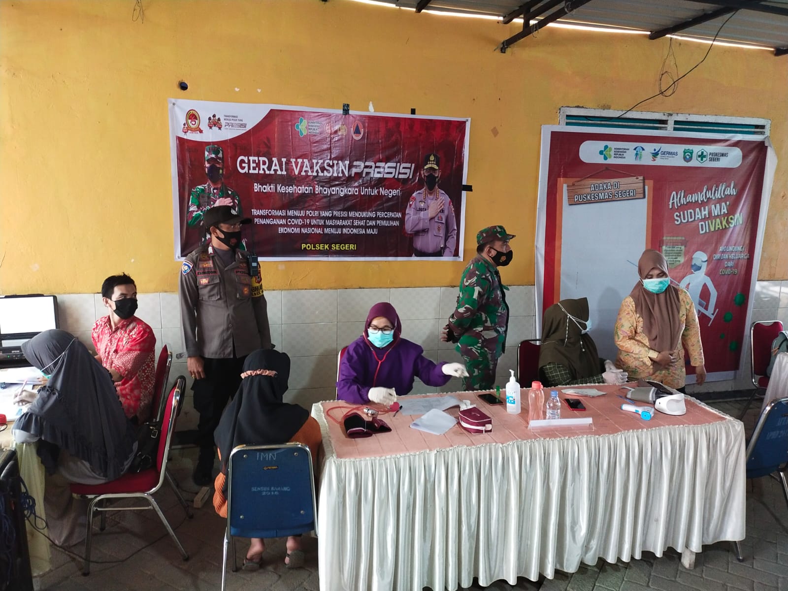 Dukung Program Pemerintah Bhabinkamtibmas Amankan Giat Vaksinasi di Puskesmas