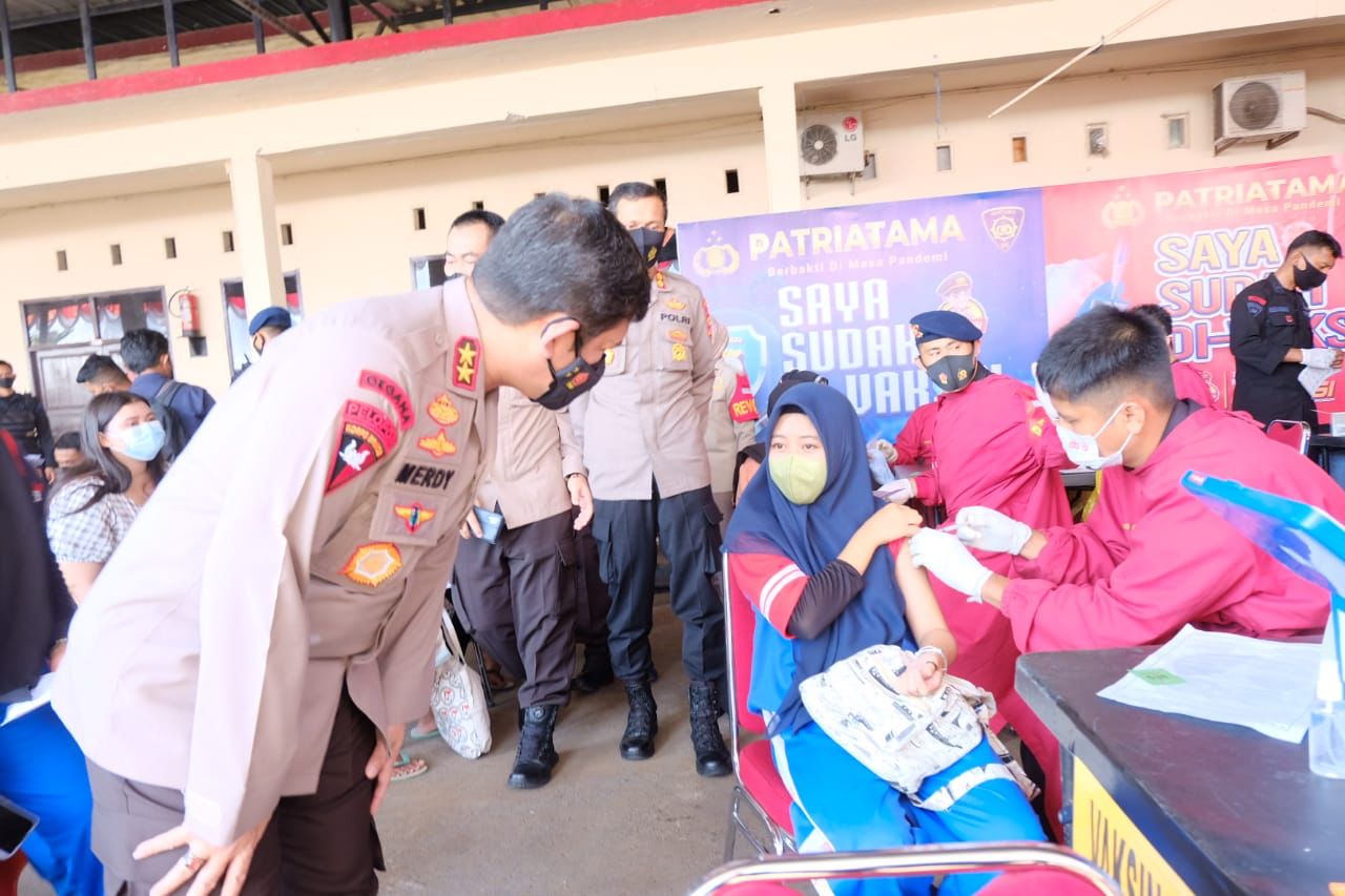 Kapolda Sulsel Tinjau Vaksinasi Massal dan Bakti Sosial Alumni Akpol Angkatan 1995