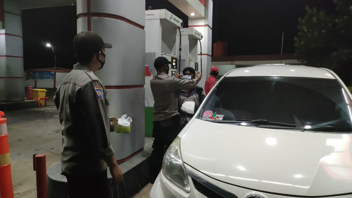 Polsek Segeri Bagikan Masker di SPBU Segeri
