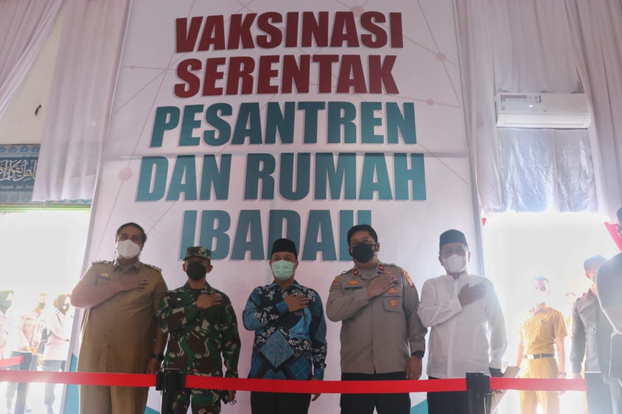 Wakapolda Sulsel Tinjau Vaksinasi Merdeka Di Pesantren Nahdatul Ulum Maros