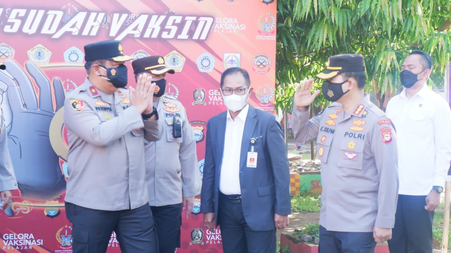 Wakapolda Sulsel Tinjau Vaksinasi Pelajar Yang Digelar Akpol 1998 Di SMKN 02 Makassar