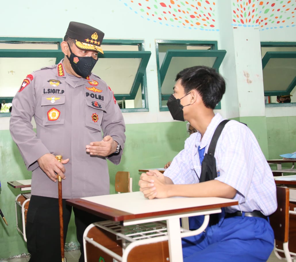 Tinjau Serbuan Vaksin di Kalbar, Kapolri Tekankan Penguatan Prokes