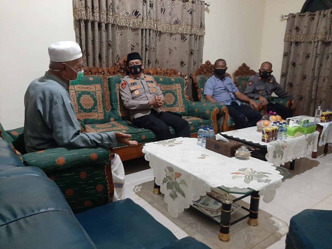 Kapolsek Segeri Himbau Protokol Kesehatan di Pasar Tradisional Segeri