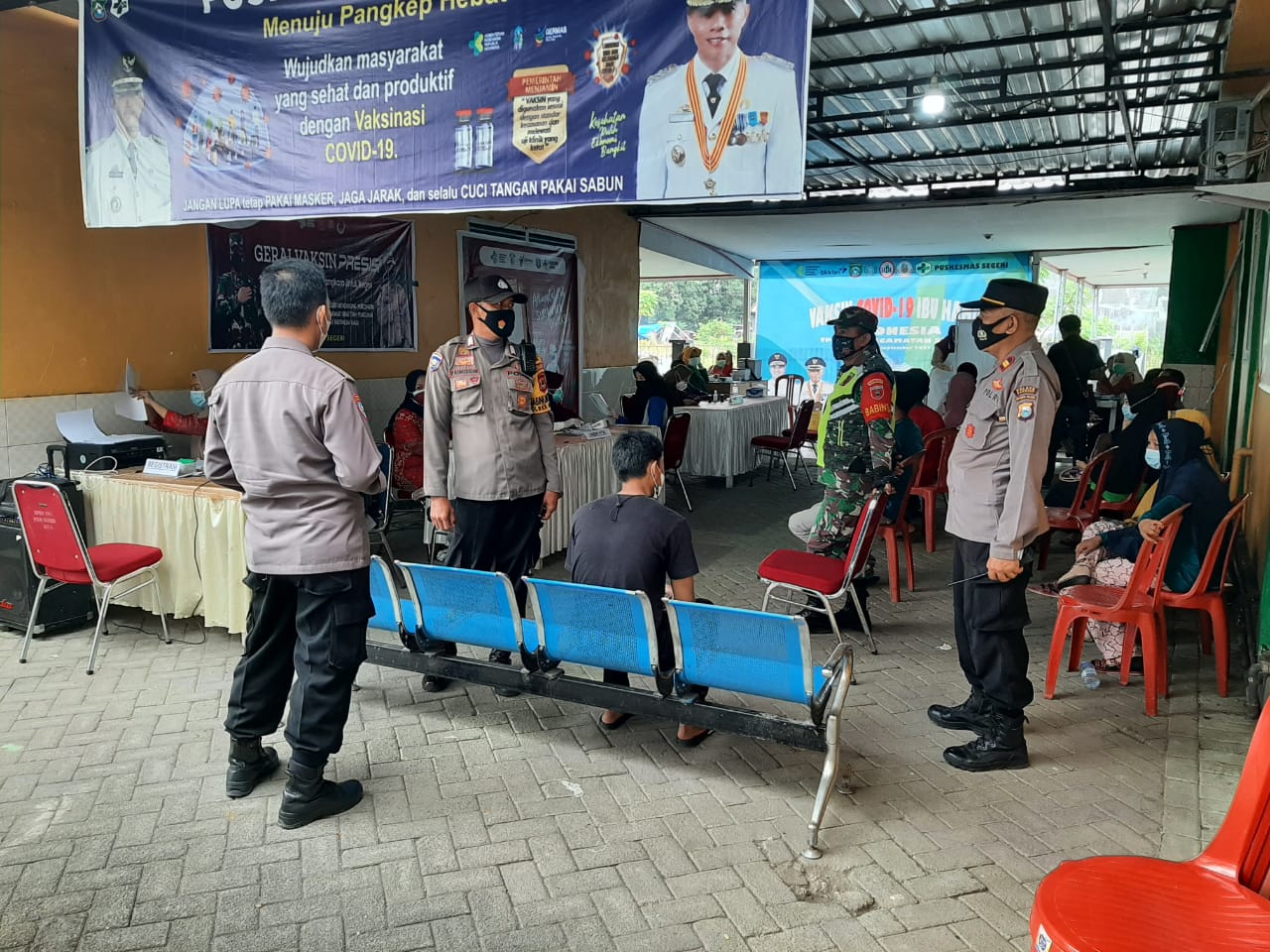 Pantau Vaksinasi Kapolsek Segeri Sambangi Puskesmas Segeri