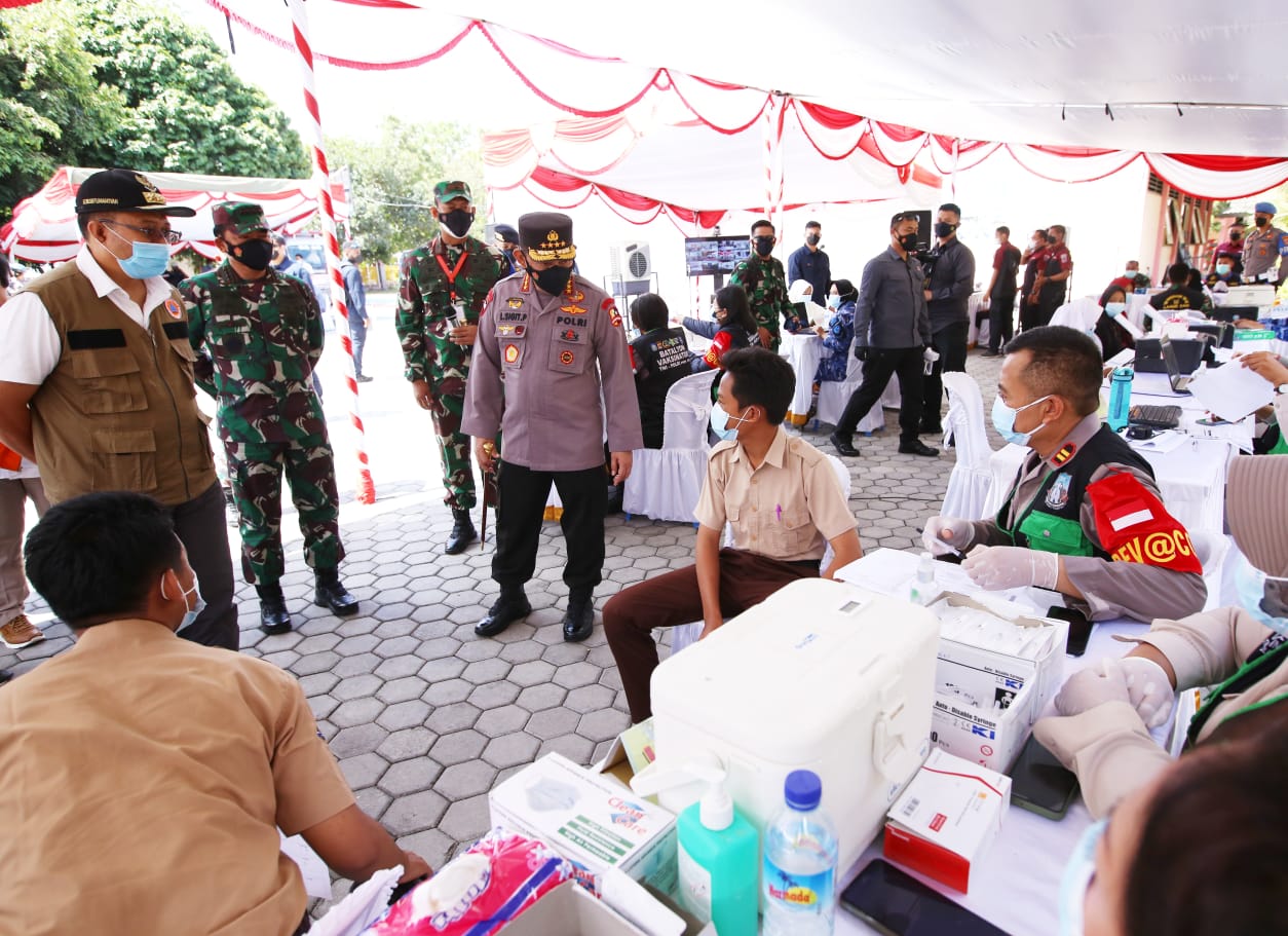 Tinjau Vaksinasi Serentak 10 Titik di NTB, Kapolri Harap Target Pemerintah Segera Terwujud