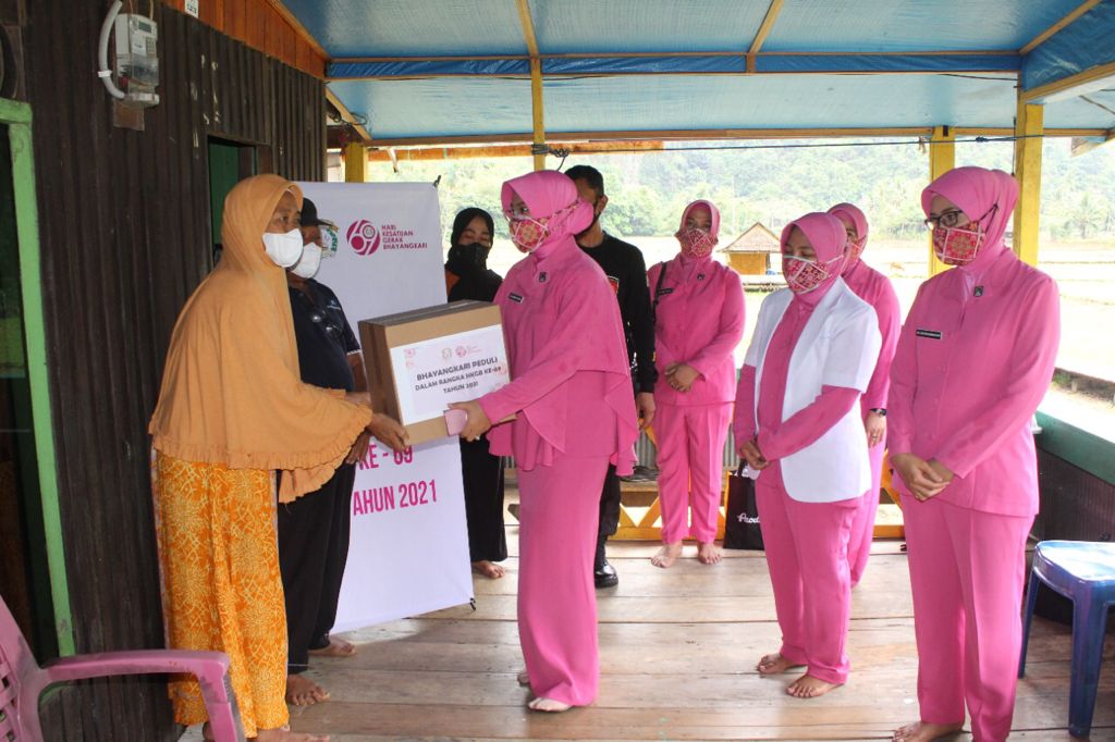 Bhayangkari Maros Bagi Sembako Kepada Warga Lokasi Wisata Rammang Rammang