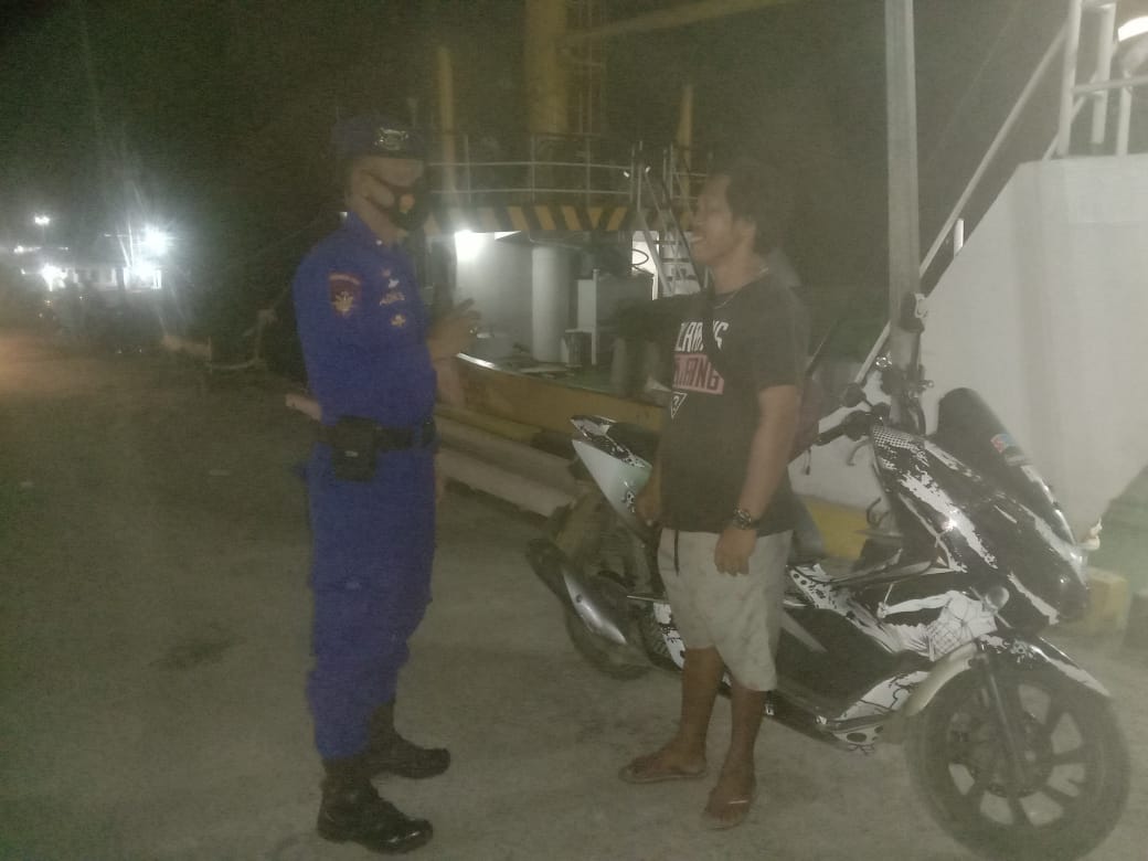 Cegah Gangguan Kamtibmas di Wilayah Pelabuhan Maccini Baji Labakkang Satpolairud Lakukan Patroli Malam