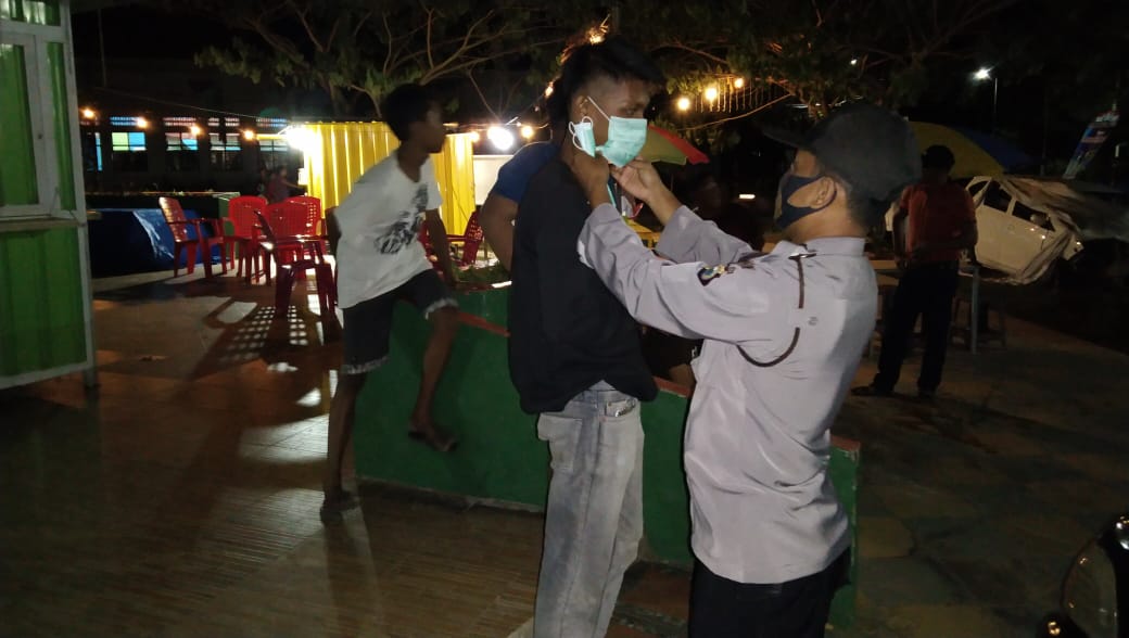 Antisipasi Penyebaran Covid 19 Polsek Segeri Bagikan Masker