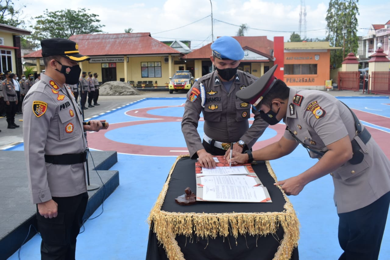 AKBP Ponco Indriyo Pimpin Upacara Sertijab Kasat Narkoba Dan Pelantikan Kabag Log Polres Sidrap